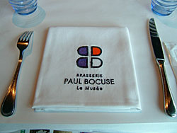 sur la table